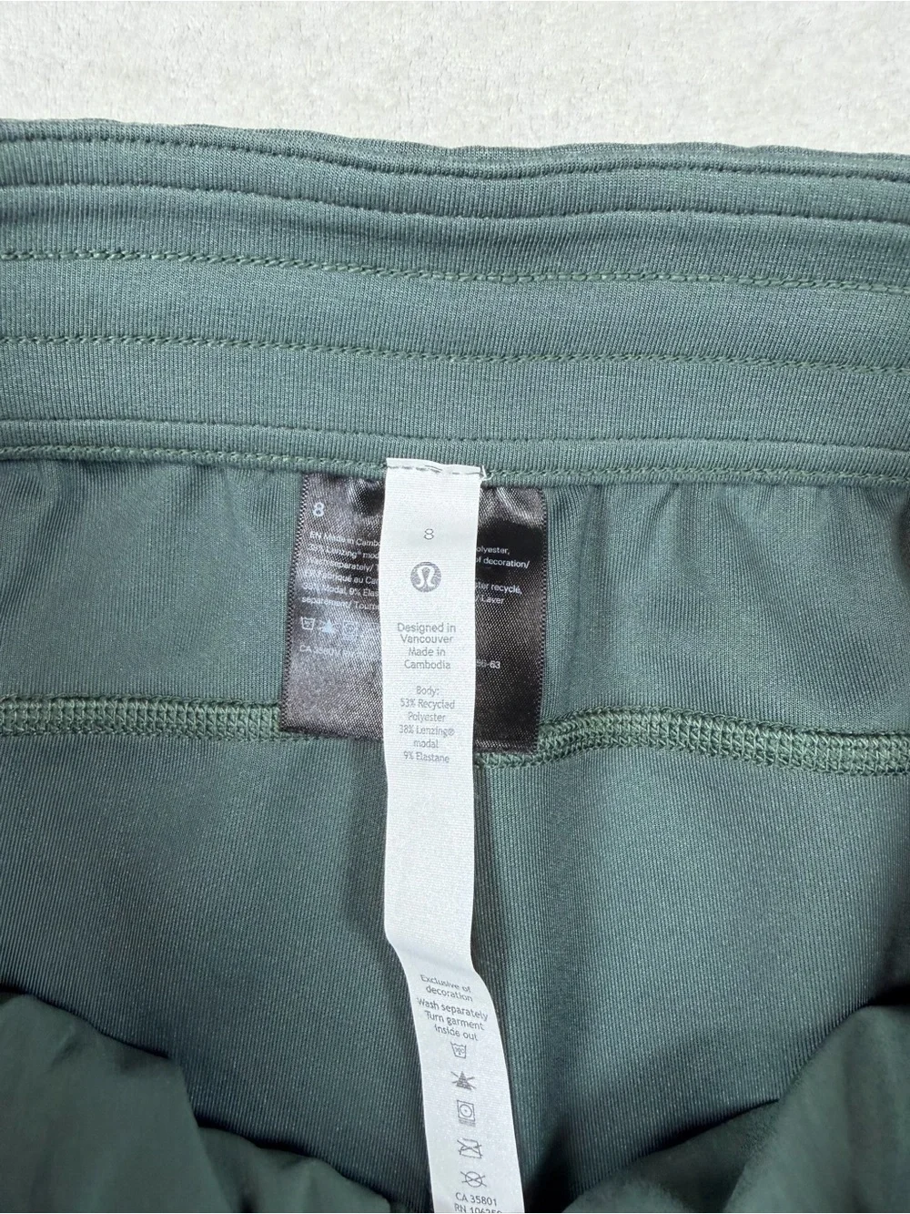 Women’s Lululemon Size 8 Softstreme High-Rise Straight-Leg Cropped Pant